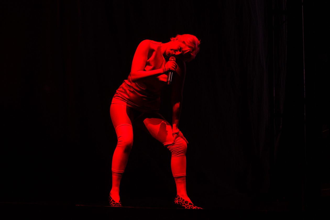 Die Schwedin auf "The Sexistential Tour" in Europa. – Robyn.