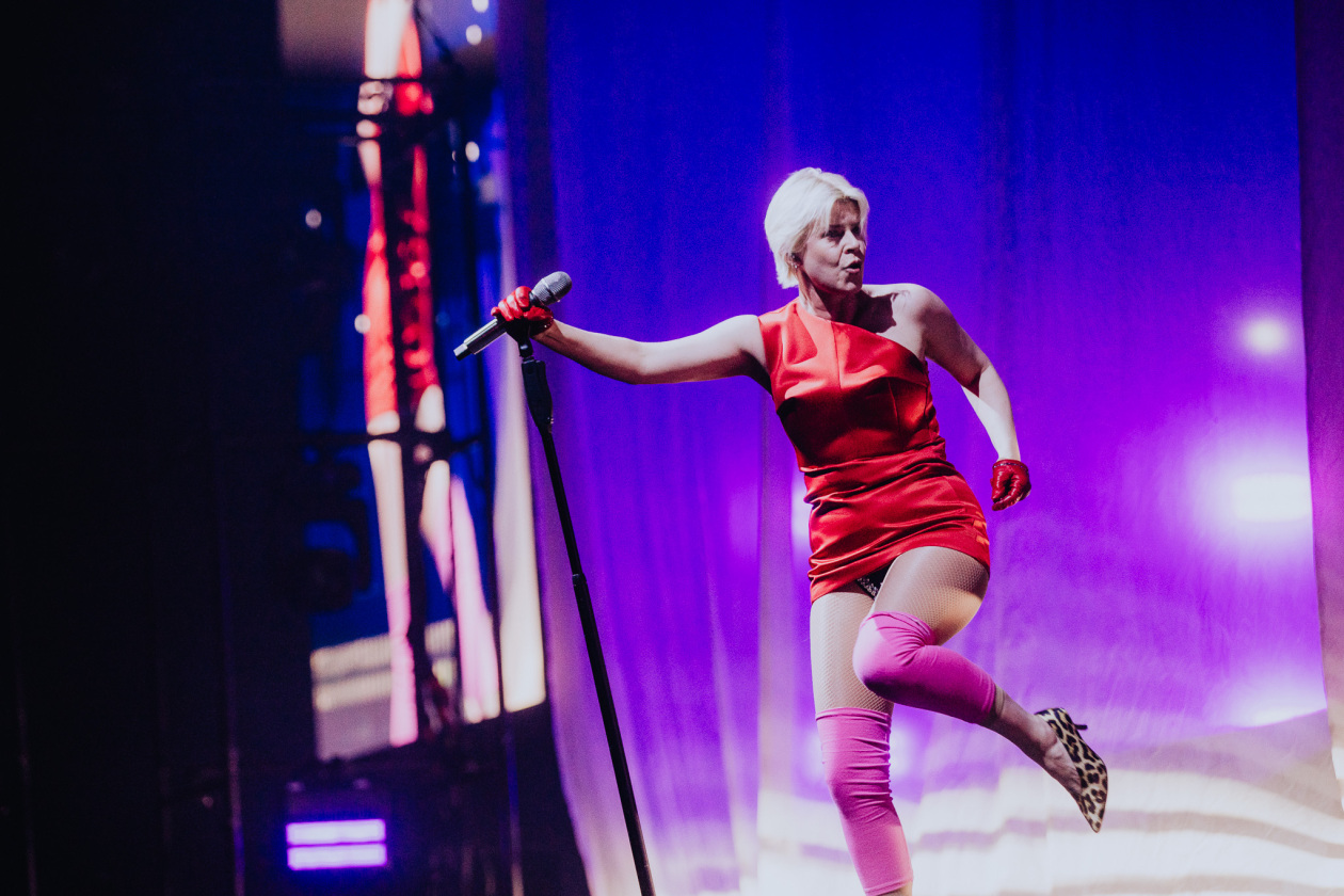 Die Schwedin auf "The Sexistential Tour" in Europa. – Robyn.