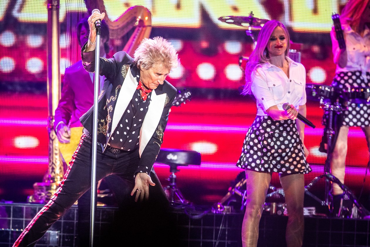 Have a drink on him!  Zum Auftakt der Europatour in Berlin. – Rod Stewart.