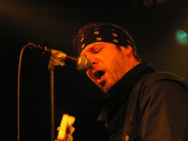 Roger Miret & The Disasters – Roger Miret setzt auch mit seinen Disasters live auf einen Agnostic Front-Kracher. – 