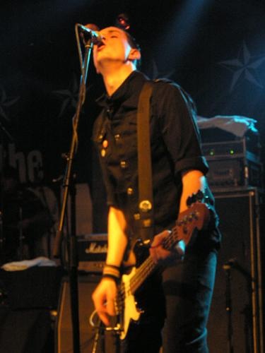 Roger Miret & The Disasters – Roger Miret setzt auch mit seinen Disasters live auf einen Agnostic Front-Kracher. – 