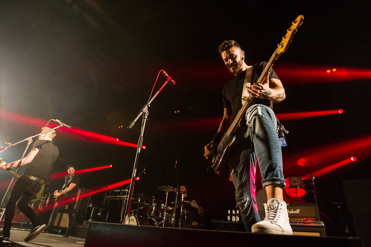 Rogers – Auf Tour mit Jennifer Rostock. – Artur Freund am Bass.