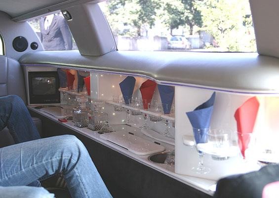 Rolling Stones – Kurz vor Release von "A Bigger Bang" darf die Redaktion in der Stretch-Limo die neue Stones hören. – Flasche leer (wir sind unschuldig!)