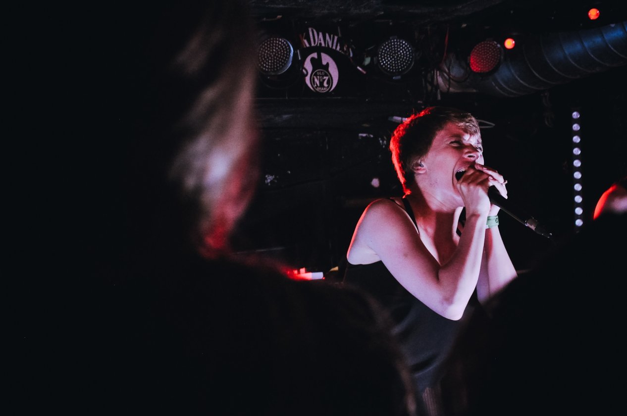 Die Power des Mathcore im Nacken: Die Briten mit einer kunterbunten Show im Kölner MTC. – Rolo Tomassi.