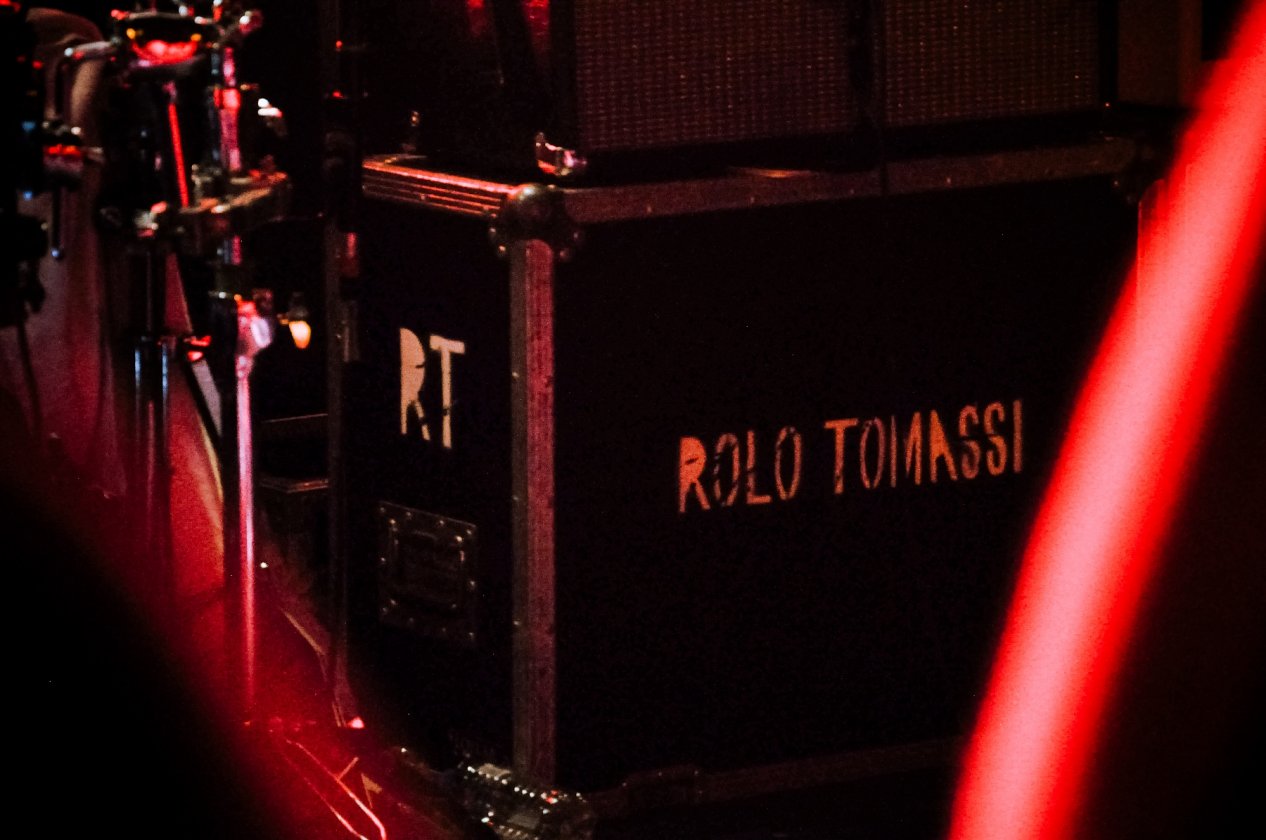 Rolo Tomassi – Die Power des Mathcore im Nacken: Die Briten mit einer kunterbunten Show im Kölner MTC. – Kuschelig im MTC.