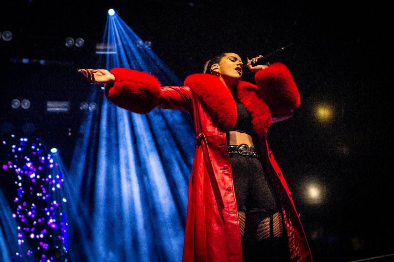 Rosalías Flamenco Pop on stage – kurz nach dem Release von "El Mal Querer". – Rosalía.