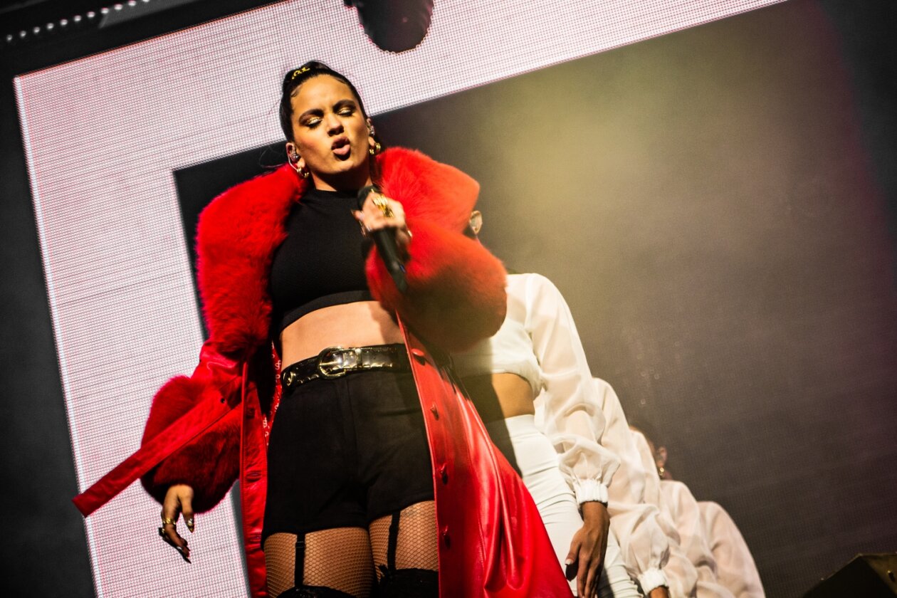 Rosalías Flamenco Pop on stage – kurz nach dem Release von "El Mal Querer". – Rosalía.