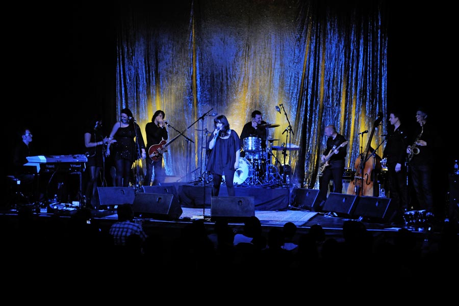 Sarah Joyce aka Rumer beehrt ihre Kölner Fans. – Rumer und ihre Band in Köln