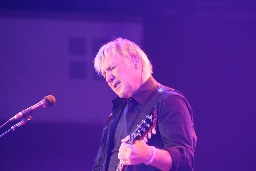 Rush – Das Trio beim einzigen Deutschland-Gig der Time Machine-Tour. – Mit Engagement bei der Sache.