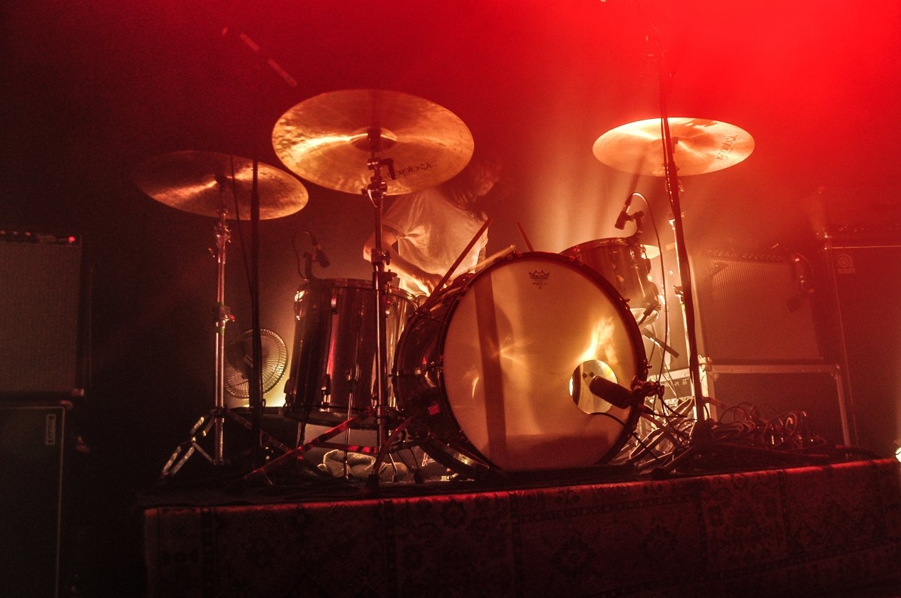 Unmittelbar vor Karneval total erfreut sich ein gar nicht mal so bunter Haufen Faschingsabstinenzler einer letzten Post-Metal-Show mit Tiefgang. – CGN <3 Russian Circles.