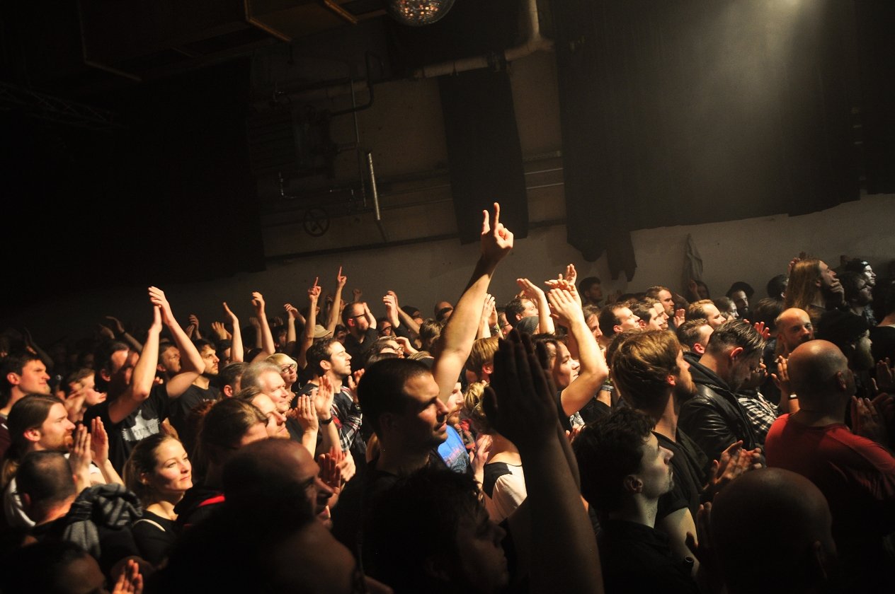 Russian Circles – Unmittelbar vor Karneval total erfreut sich ein gar nicht mal so bunter Haufen Faschingsabstinenzler einer letzten Post-Metal-Show mit Tiefgang. – Feierabend.
