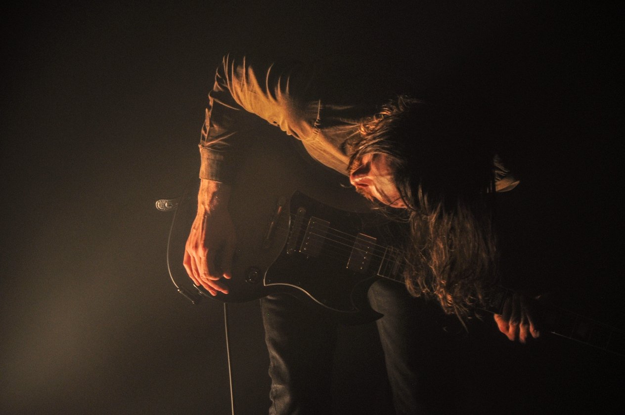 Russian Circles – Unmittelbar vor Karneval total erfreut sich ein gar nicht mal so bunter Haufen Faschingsabstinenzler einer letzten Post-Metal-Show mit Tiefgang. – Hörst du diesen Sustain?