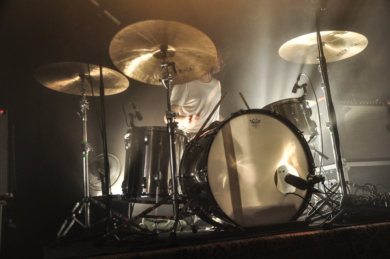 Russian Circles – Unmittelbar vor Karneval total erfreut sich ein gar nicht mal so bunter Haufen Faschingsabstinenzler einer letzten Post-Metal-Show mit Tiefgang. – Lightshow können sie.
