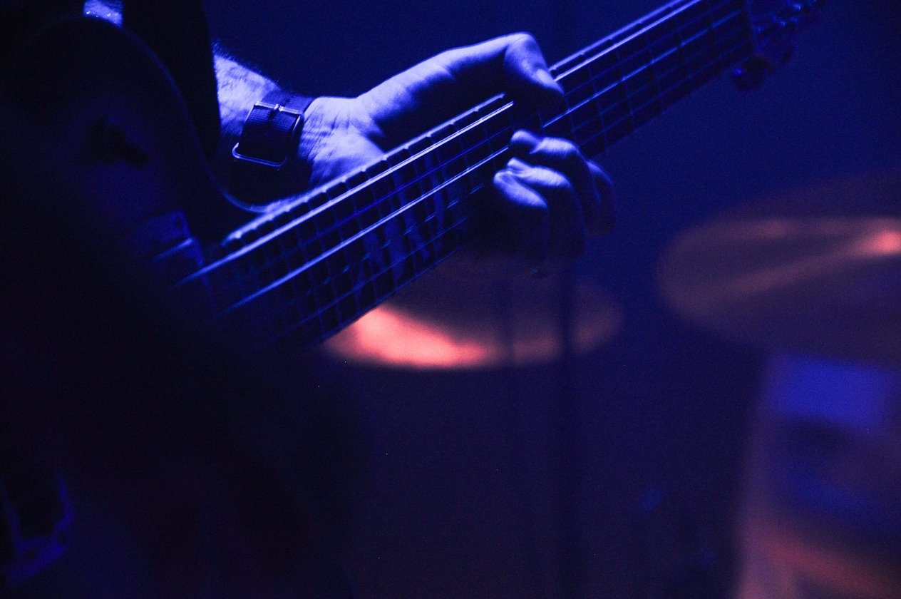 Russian Circles – Unmittelbar vor Karneval total erfreut sich ein gar nicht mal so bunter Haufen Faschingsabstinenzler einer letzten Post-Metal-Show mit Tiefgang. – Tiefes Wummern in der Magengrube.