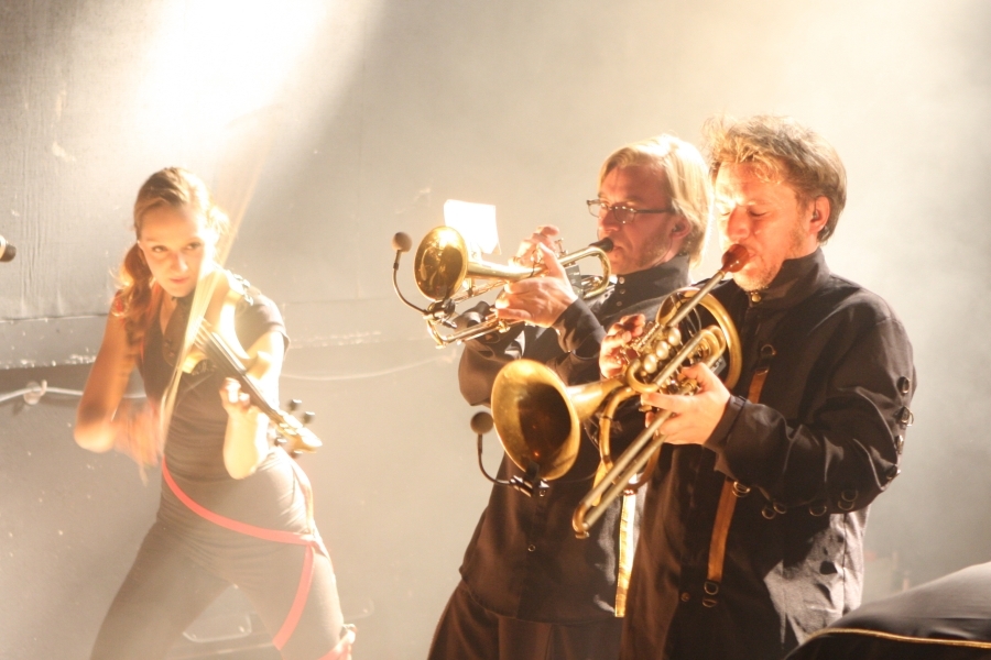 Russkaja mischen den Kulturladen in Konstanz auf. – Die Brass-Section.