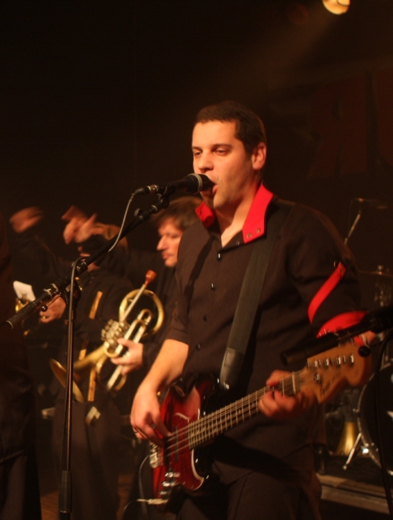 Russkaja mischen den Kulturladen in Konstanz auf. – Dimitrij Miller am Bass.