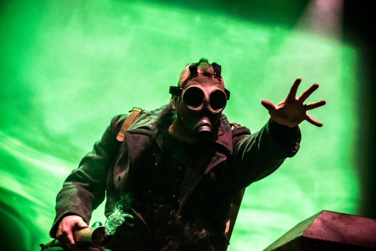 Sabaton – Im Schützengraben bei "The Great Tour". – Auch mal mit Gasmaske.