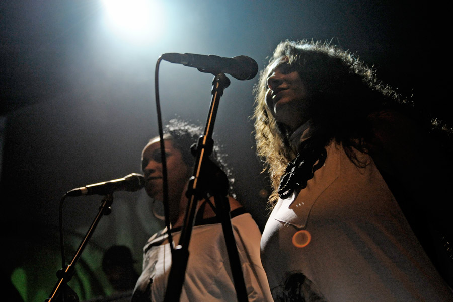Samy Deluxe – Der Rapper und seine Tsunami-Band im ausverkauften Gloria – Background-Singers
