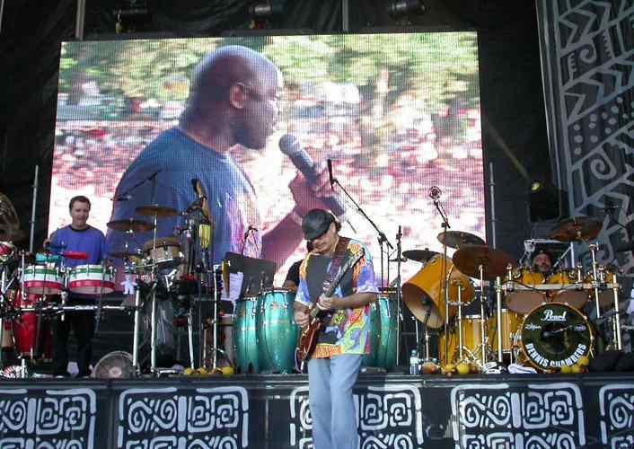 Santana – "My music strives to communicate that message of unity." - Diesmal von Tony Lindsay unterstützt. – 