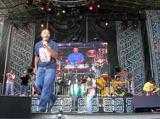 Santana – "My music strives to communicate that message of unity." - Diesmal von Tony Lindsay unterstützt. – 