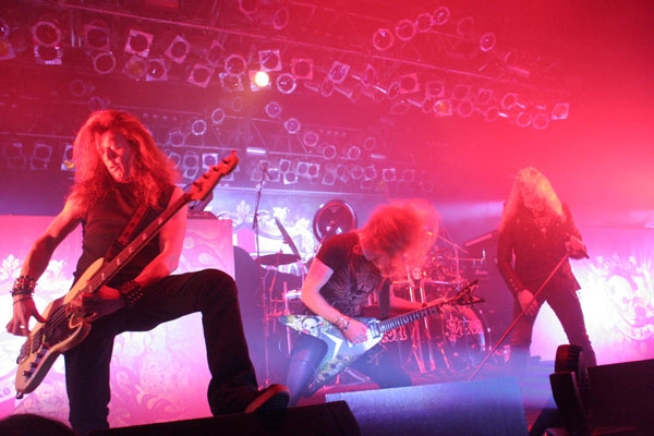 Biff und seine Jungs sind mit Motörhead unterwegs. – Saxon