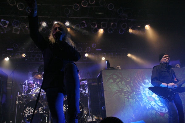 Biff und seine Jungs sind mit Motörhead unterwegs. – Saxon
