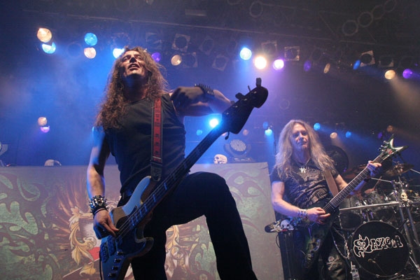 Biff und seine Jungs sind mit Motörhead unterwegs. – Saxon