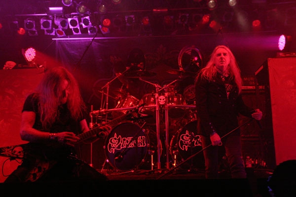 Biff und seine Jungs sind mit Motörhead unterwegs. – Saxon