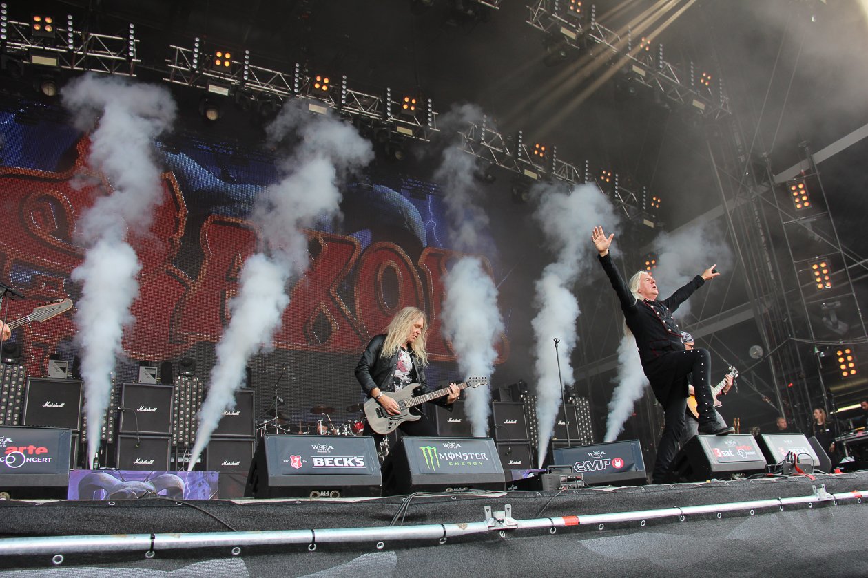 Heavy Metal-Dinos bei der Arbeit. – Saxon.