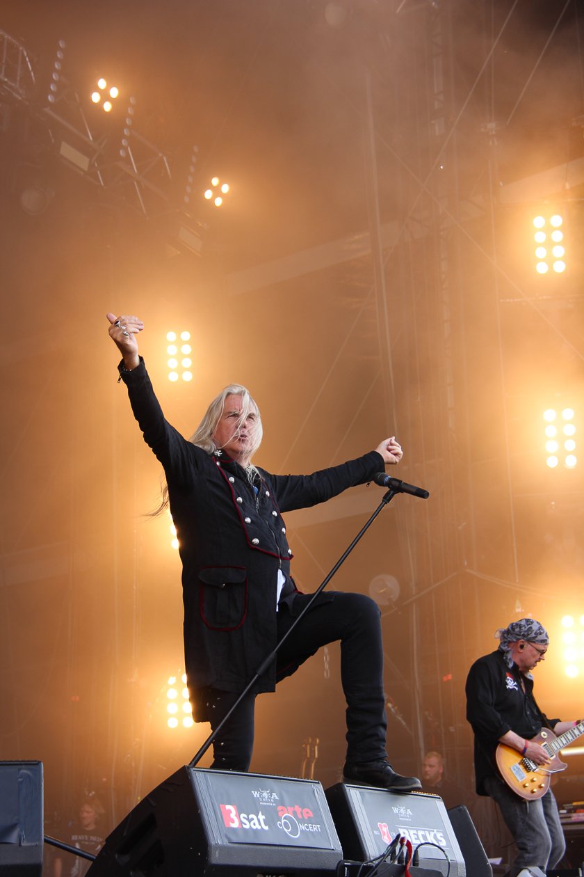Heavy Metal-Dinos bei der Arbeit. – Saxon.