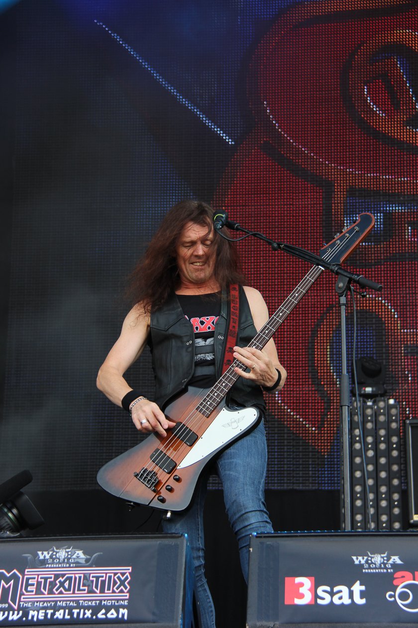 Saxon – Heavy Metal-Dinos bei der Arbeit. – Tim am Bass.