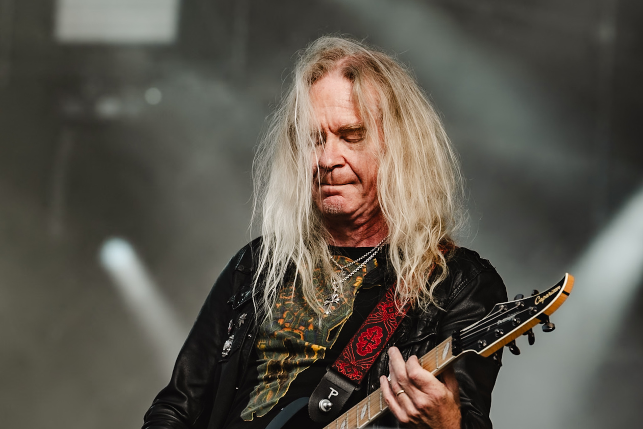 Die Klassiker der Briten zünden zuverlässig: Biff Byford  und Co. auf der Harder Stage. – Saxon.