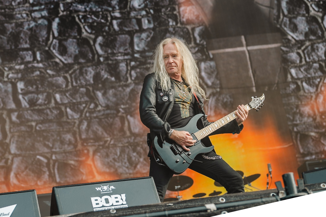 Die Klassiker der Briten zünden zuverlässig: Biff Byford  und Co. auf der Harder Stage. – Saxon.