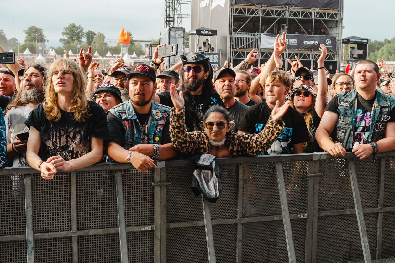 Saxon – Die Klassiker der Briten zünden zuverlässig: Biff Byford  und Co. auf der Harder Stage. – Fans.