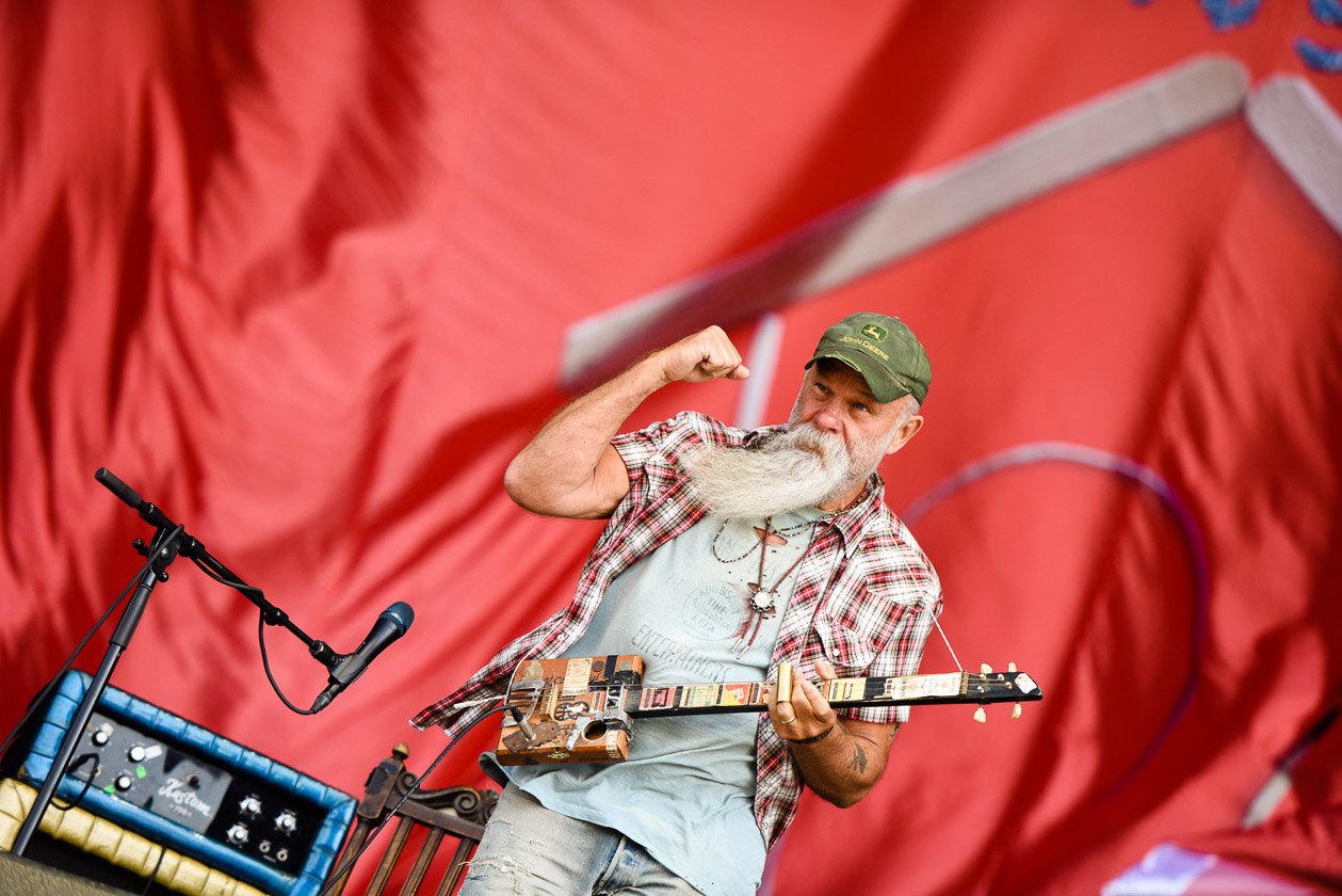 Der weit über 70-jährige Kalifornier ist ein echter Festivalliebling. – Seasick Steve.