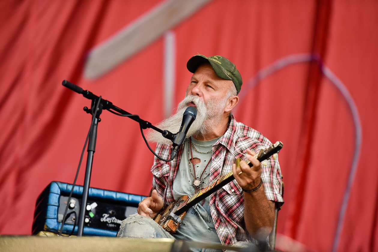 Seasick Steve – Der weit über 70-jährige Kalifornier ist ein echter Festivalliebling. – Bis bald hoffentlich.