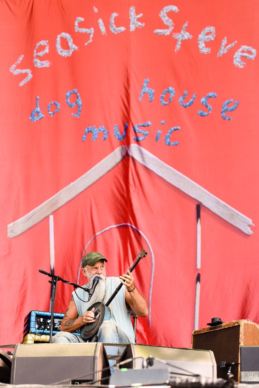 Seasick Steve – Der weit über 70-jährige Kalifornier ist ein echter Festivalliebling. – Jahrgang? Anfang der 40er.