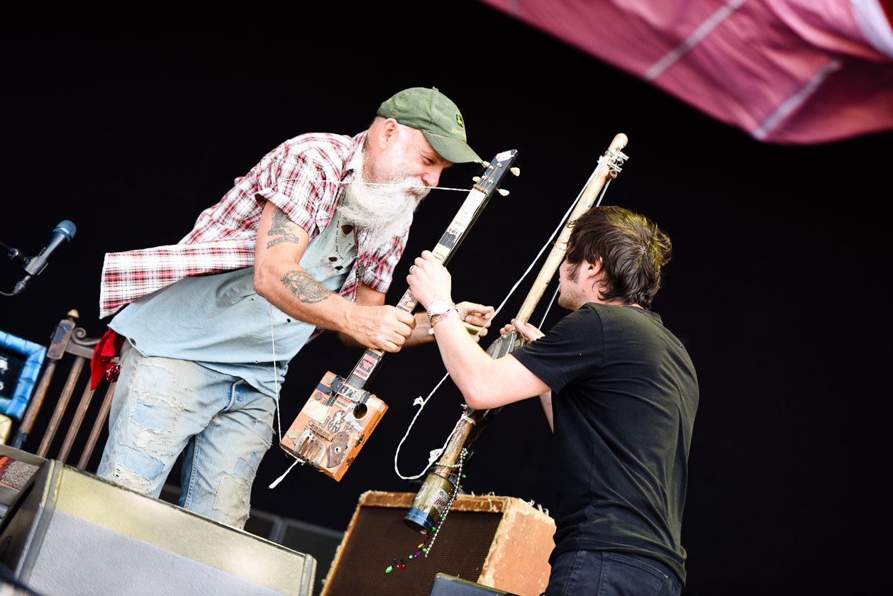 Seasick Steve – Der weit über 70-jährige Kalifornier ist ein echter Festivalliebling. – Kleiner Wechsel.
