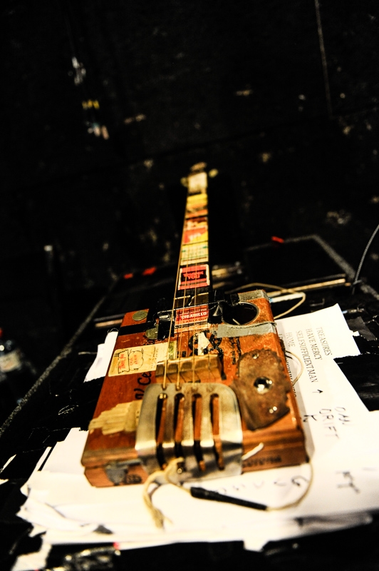 Seasick Steve und seine Gitarren in Zürich. – Seasick Steve, Zürich, 2013