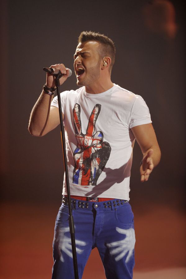 Sebastian Wurth – Die Kandidaten treten zum Länderduell an - ein englischer und ein deutscher Song musste es diesmal sein. – Ardian Bujupi beim ersten Song