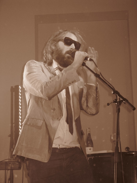Sebastien Tellier – Gratiskonzert im Centre for Opinions in Music and Art (COMA).