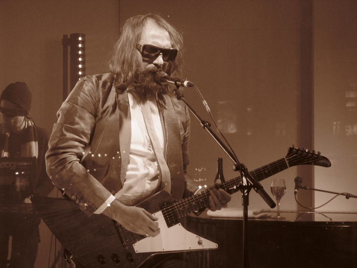 Sebastien Tellier – Das Schaufenster-Konzert im Berliner COMA wurde von der Polizei aufgelöst. Grund: Zu viele Zuschauer gefährdeten den Verkehrsfluss. – ... von der Polizei beendet. Grund für die Aktion ...