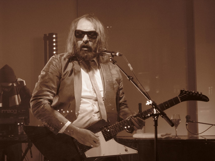 Sebastien Tellier – ... und Teile der Straße okkupiert wurden. Sicherheit geht auch in Berlin eben manchmal vor.