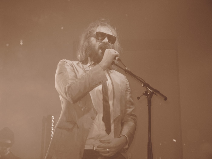 Sebastien Tellier – Das Schaufenster-Konzert im Berliner COMA wurde von der Polizei aufgelöst. Grund: Zu viele Zuschauer gefährdeten den Verkehrsfluss. – ... und wurde bereits nach anderthalb Songs ...