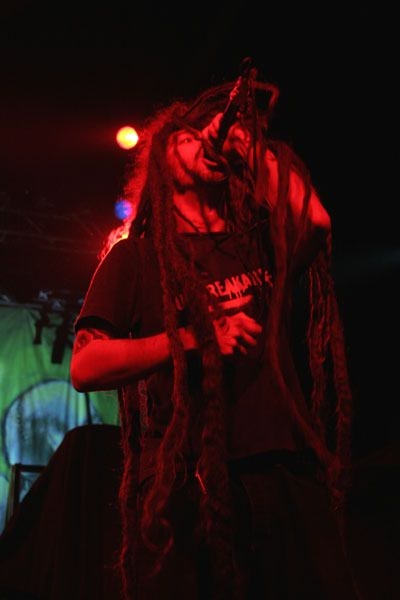 Shadows Fall – Auch auf minimaler Bühne gehen die Jungs ziemlich steil. – 