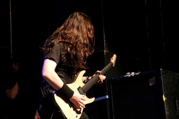 Shadows Fall – Auch auf minimaler Bühne gehen die Jungs ziemlich steil. – 