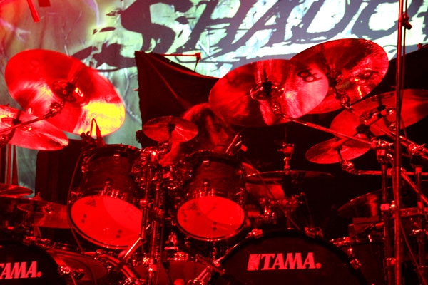 Shadows Fall – Auch auf minimaler Bühne gehen die Jungs ziemlich steil. – 
