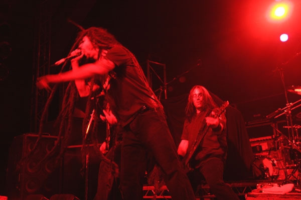 Shadows Fall – Auch auf minimaler Bühne gehen die Jungs ziemlich steil. – 