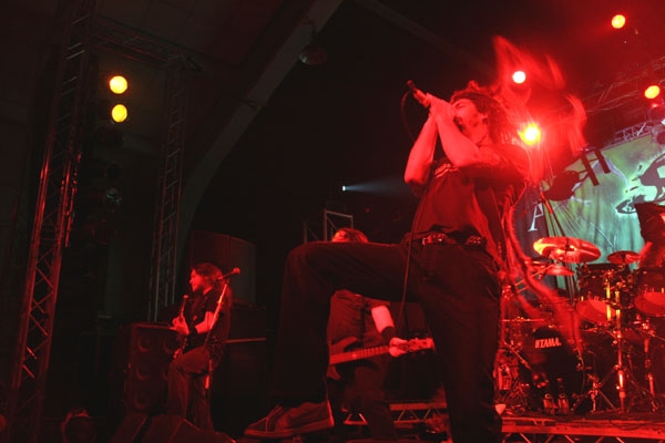 Shadows Fall – Auch auf minimaler Bühne gehen die Jungs ziemlich steil. – 