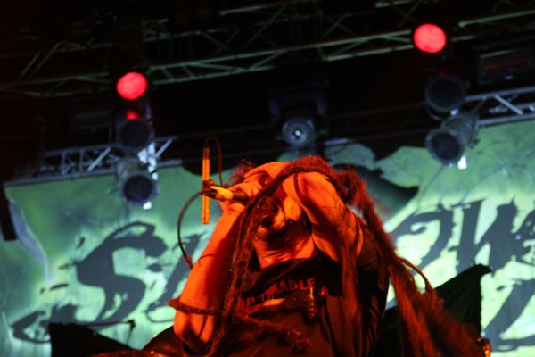 Shadows Fall – Auch auf minimaler Bühne gehen die Jungs ziemlich steil. – 